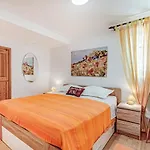 Holiday Home Prigradica 05 בית נופש *