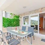Holiday Home Prigradica 05 בית נופש יאנוב