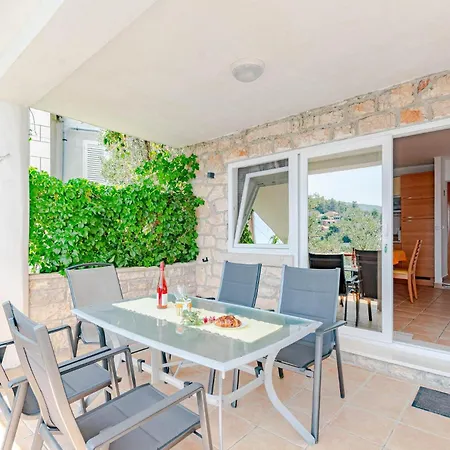 Holiday Home Prigradica 05 別荘 プリグラディサ